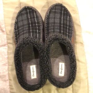 Men’s Dearfoams slippers. Size large 11-12